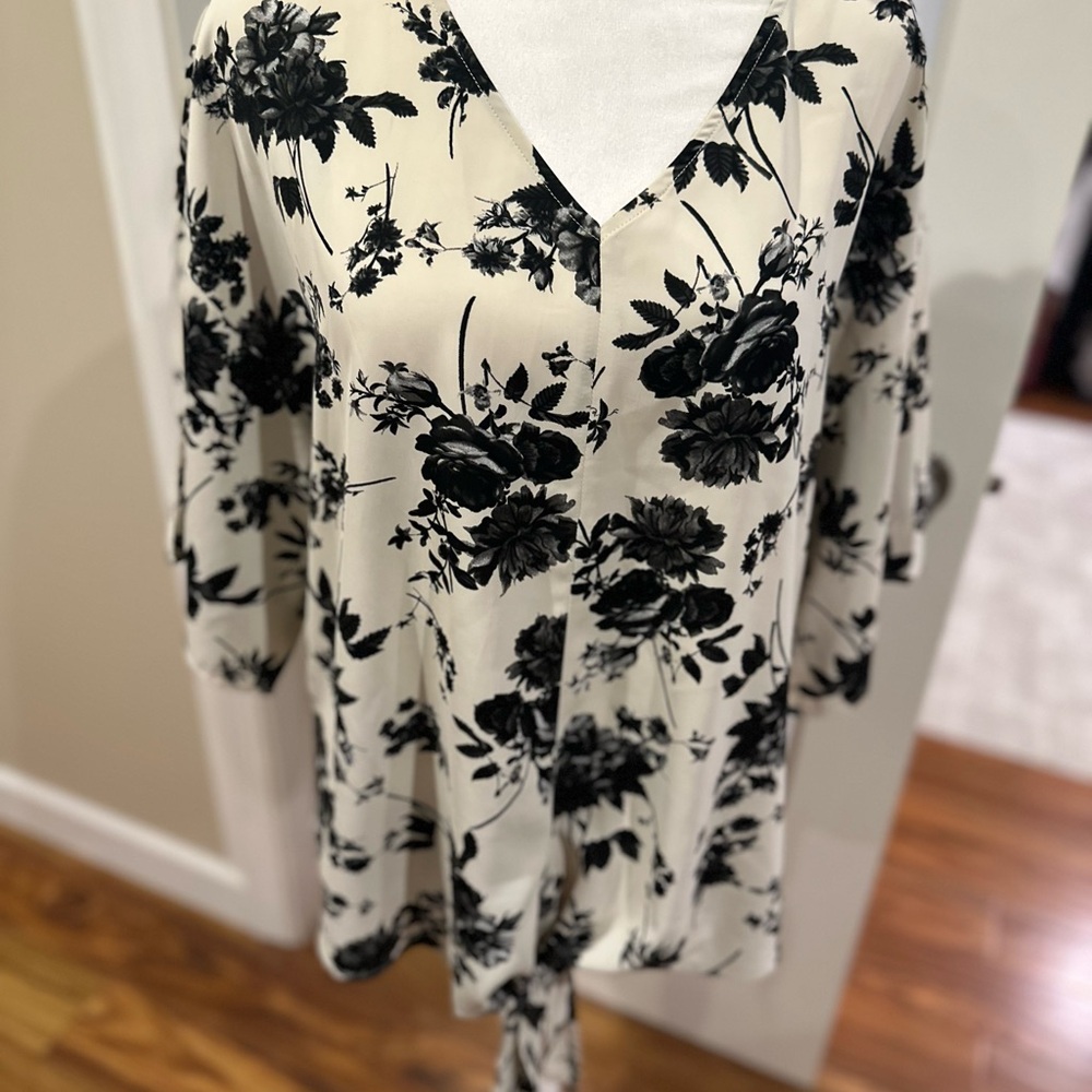 VIISHOW Floral Black and White V-Neck Top -Sz Xl